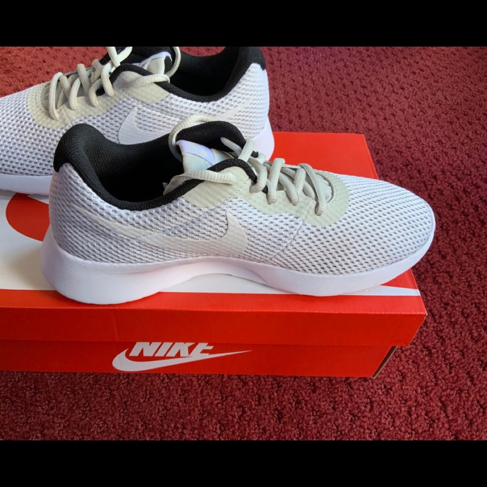 NIKE TANJUN👟🌹👟 SPECIAL EDITION 8 EUC BONE/BLACK
